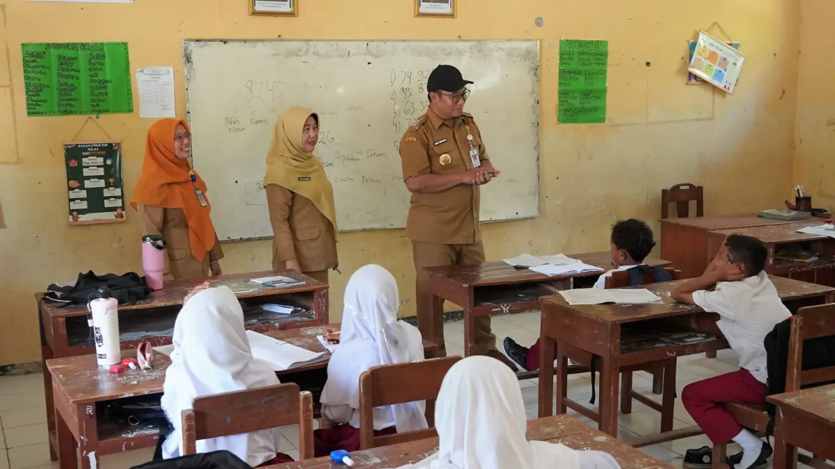 Bupati Sragen Sigit Pamungkas berdialog dengan siswa SDN Jekani 3, Kecamatan Mondokan di sela sidak, kemarin (11/8/2026). (Ahmad Khairudin/Radar Solo)