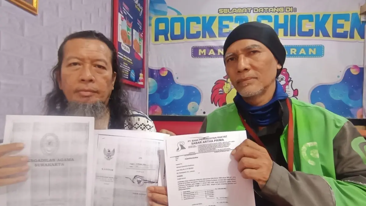 KECEWA: Subantolo (kiri) tunjukkan sertifikat dan bukti lelang. (A CHRISTIAN/RADAR SOLO)