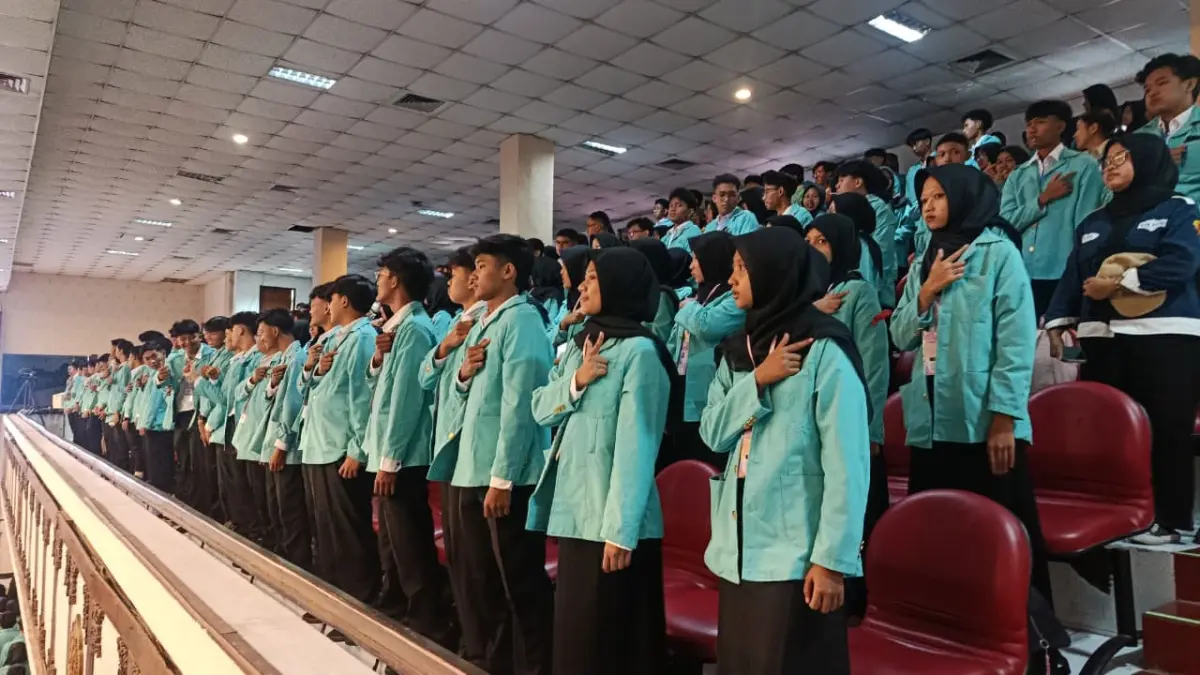 Mahasiswa baru (maba) UNS mengikuti Pengenalan Kehidupan Kampus bagi Mahasiswa Baru (PKKMB) di Auditorium UNS, Selasa (11/8). (Alfida Nurcholisah/Radar Solo)