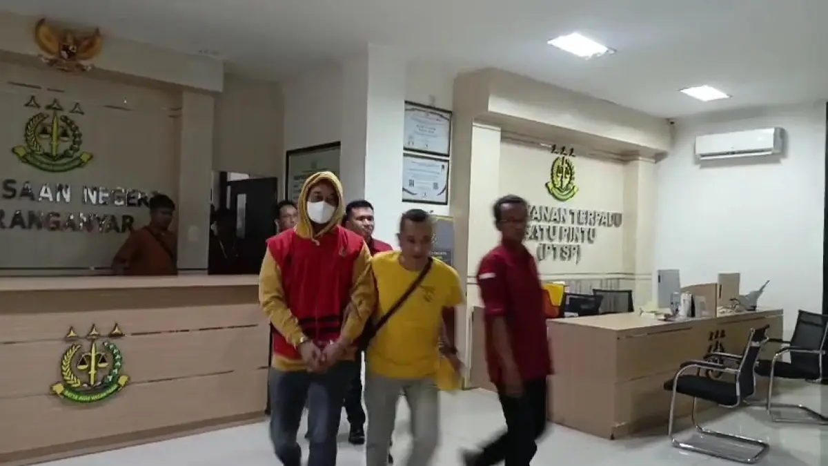 Mantan Kepala Diskuktrans ESDM Kabupaten Karanganyar Aris Murtopo atau AM saat ditahan di Kejari Karanganyar. (Rudi Hartono/Radar Solo)