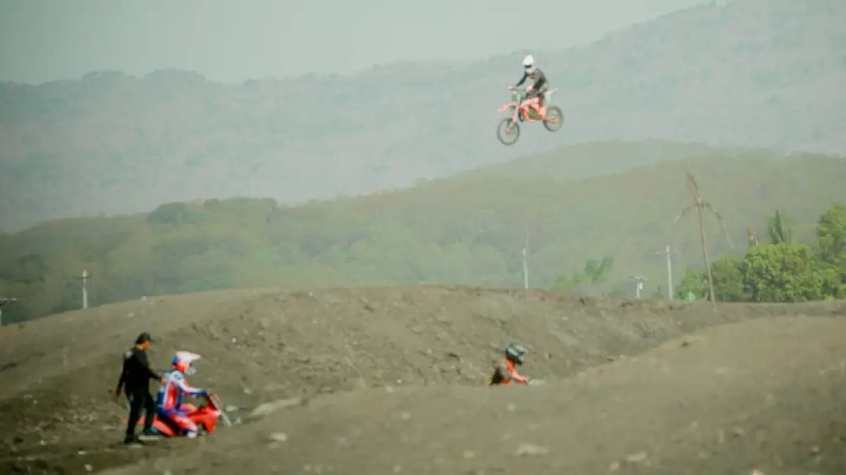 Para pembalap motorcross sedang menjajal Sirkuit Bokong Semar, kawasan wisata Rowo Jombor, Bayat, Klaten. (Dok.Bagian Prokopim Setda Klaten)