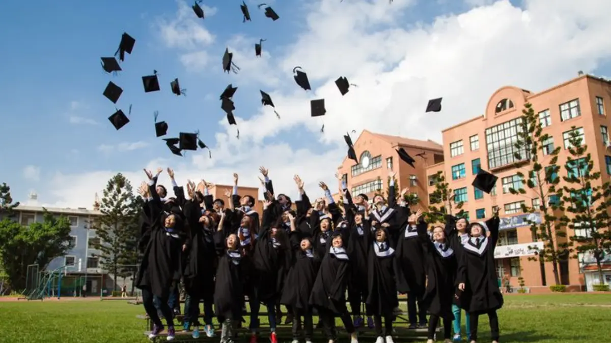 Predikat cumlaude menjadi salah satu pencapaian yang banyak diincar mahasiswa selama menjalani perkuliahan. (Gambar: Pinterest)