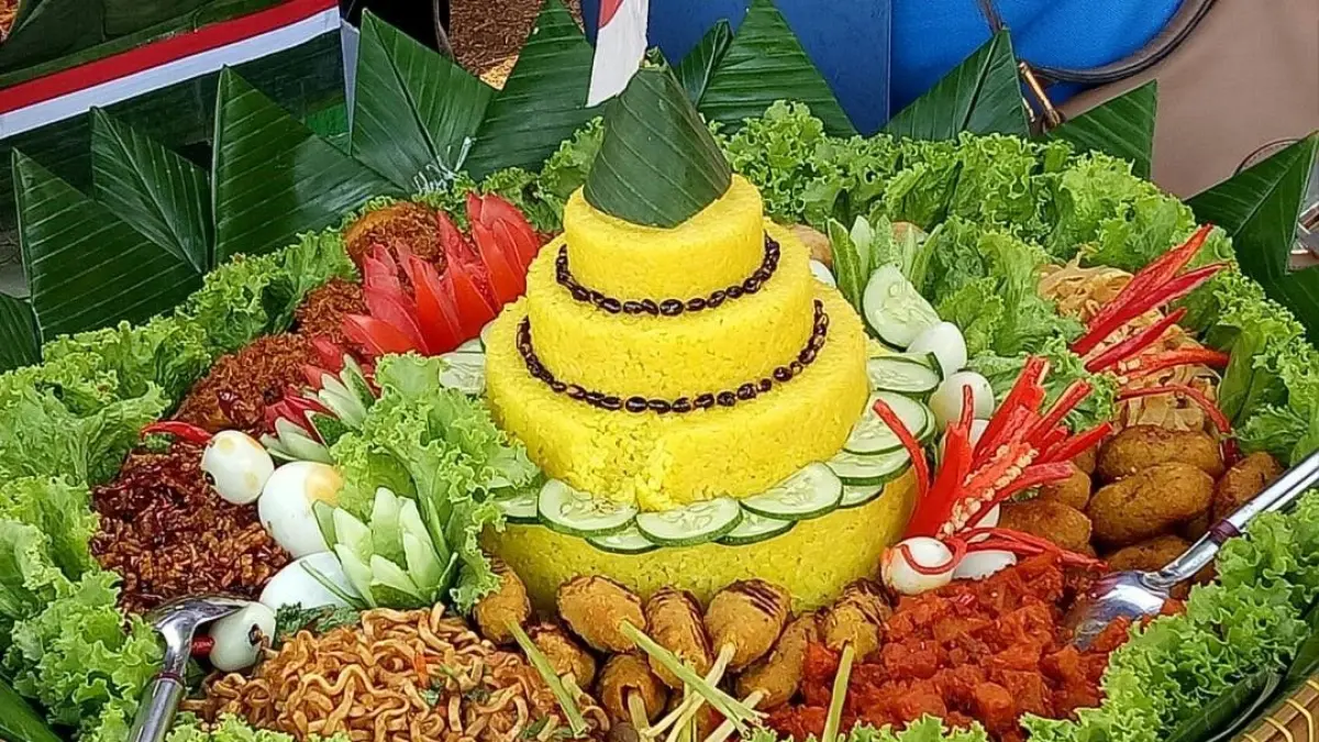 Tumpeng dalam perayaan 17 Agustus bukan sekadar hidangan, melainkan simbol tradisi syukuran, kebersamaan, dan bentuk rasa syukur atas kemerdekaan Indonesia yang disajikan dalam bentuk kerucut khas.