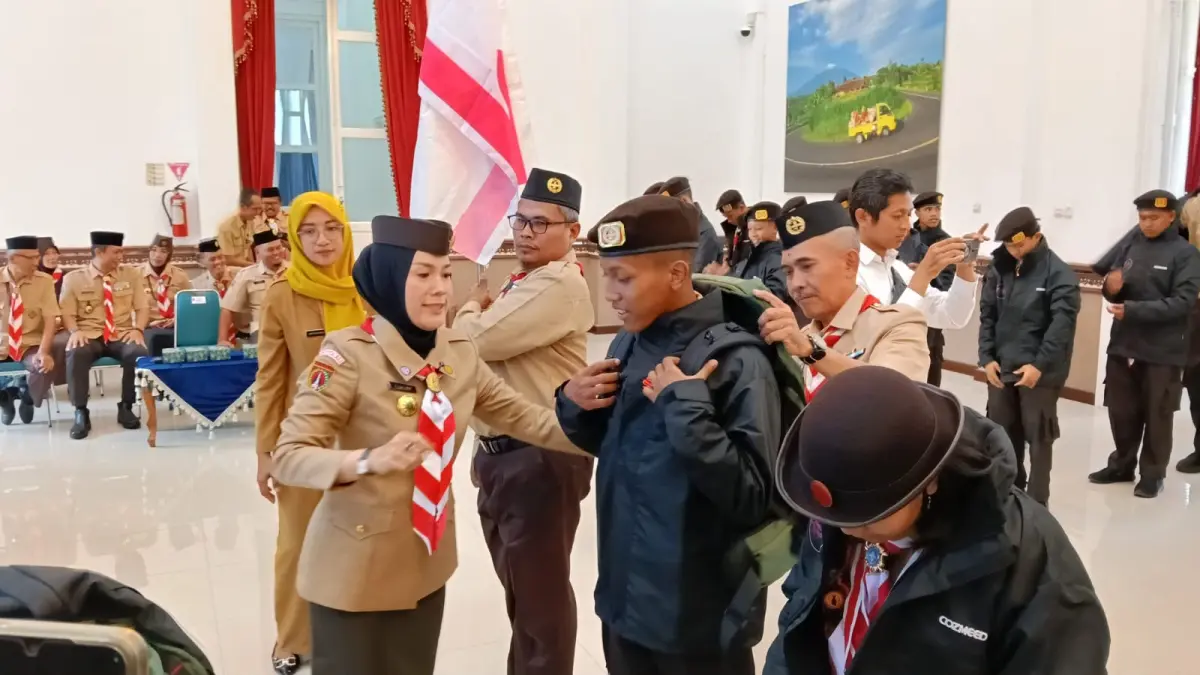 Wakil Bupati Boyolali yang juga Ketua Kwarcab Boyolali Kak Dwi Fajar Nirwana berangkatkan 32 anggota Pramuka Penggalang dari Kwarcab Boyolali untuk mengikuti ajang Jamnas ke-XII di Ruang Merbabu, Kantor Bupati Boyolali, Senin (10/8/2026). (DOK. PRAMUKA BOYOLALI)