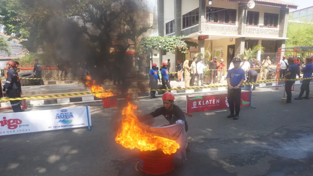 Sejumlah peserta tim saat adu ketangkasan di ajang Klaten Fire Safety Challenge 2026, Selasa (11/8/2026). (Angga Purenda/Radar Solo)