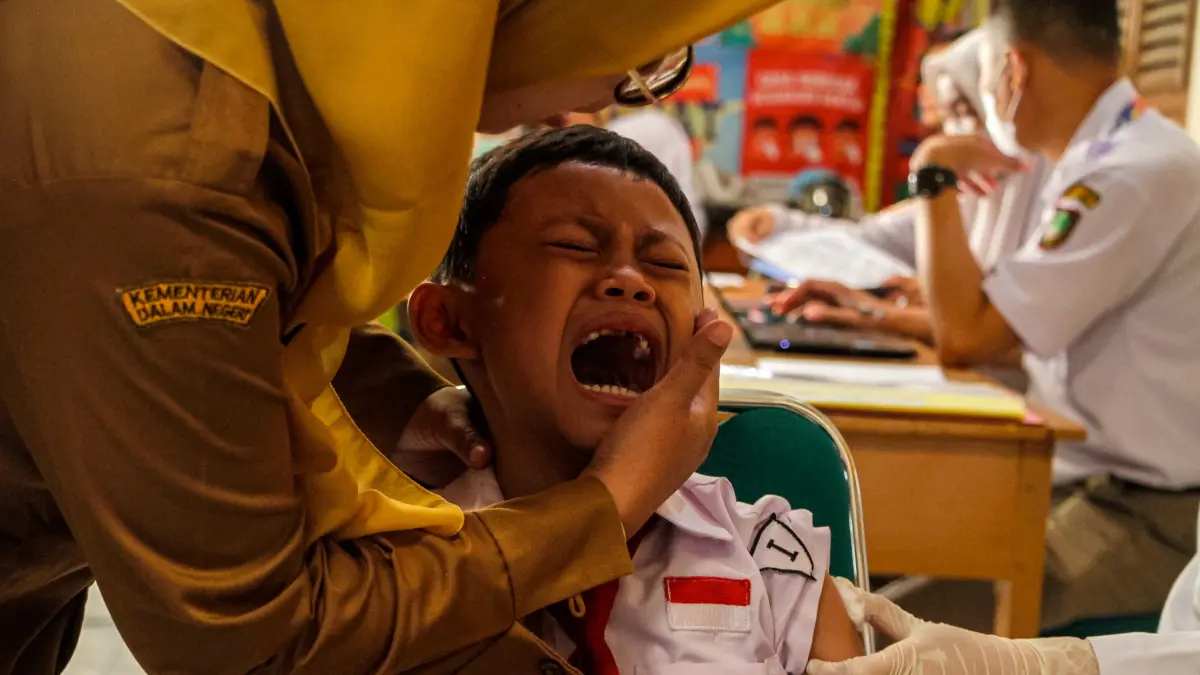 Siswa SDN Cemara Dua Solo mengikuti imunisasi MR dan HPV dalam rangka program Bulan Imunisasi Anak Sekolah (BIAS), Selasa (11/8). (M IHSAN/RADAR SOLO)
