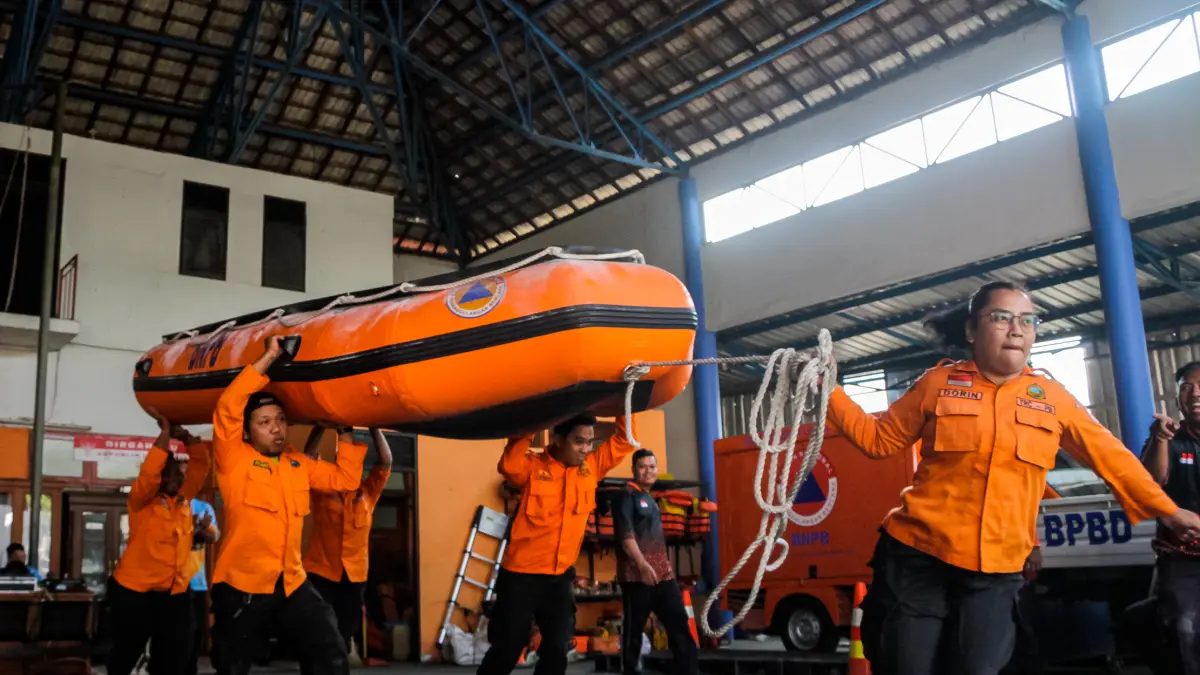 TANGKAS: Anggota BPBD merayakan lomba HUT RI di Kantor BPBD Kota Solo, Selasa (11/8). (M. IHSAN/RADAR SOLO)