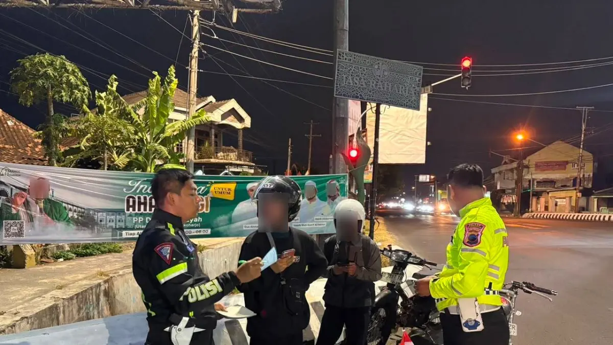 Ton Siaga Polres Sukoharjo periksa kelengkapan kendaraan di kawasan Patung Jamu, Bulakrejo, Senin malam (10/8). (DOK. POLRES SUKOHARJO)