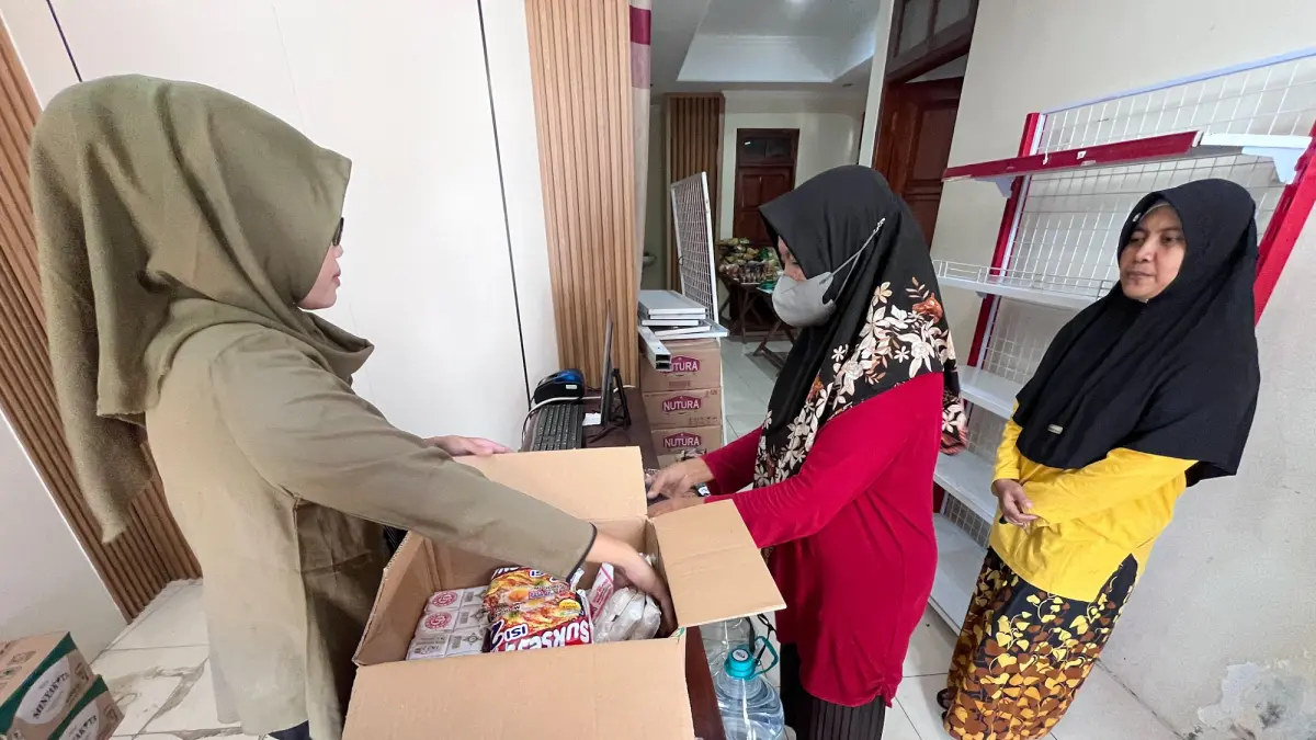 Warga belanja kebutuhan pokok di KKMP Banjarsari, Senin (20/7/2026). (M Ihsan Mulya/Radar Solo)