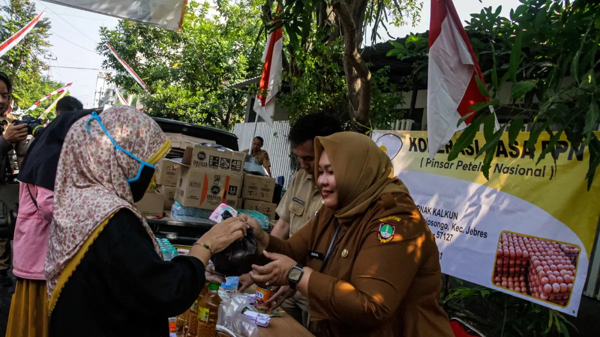 Warga menyerbu pasar murah di Kantor Kelurahan Purwosari, Laweyan, Solo, Selasa (11/8/2026). (M Ihsan/Radar Solo)