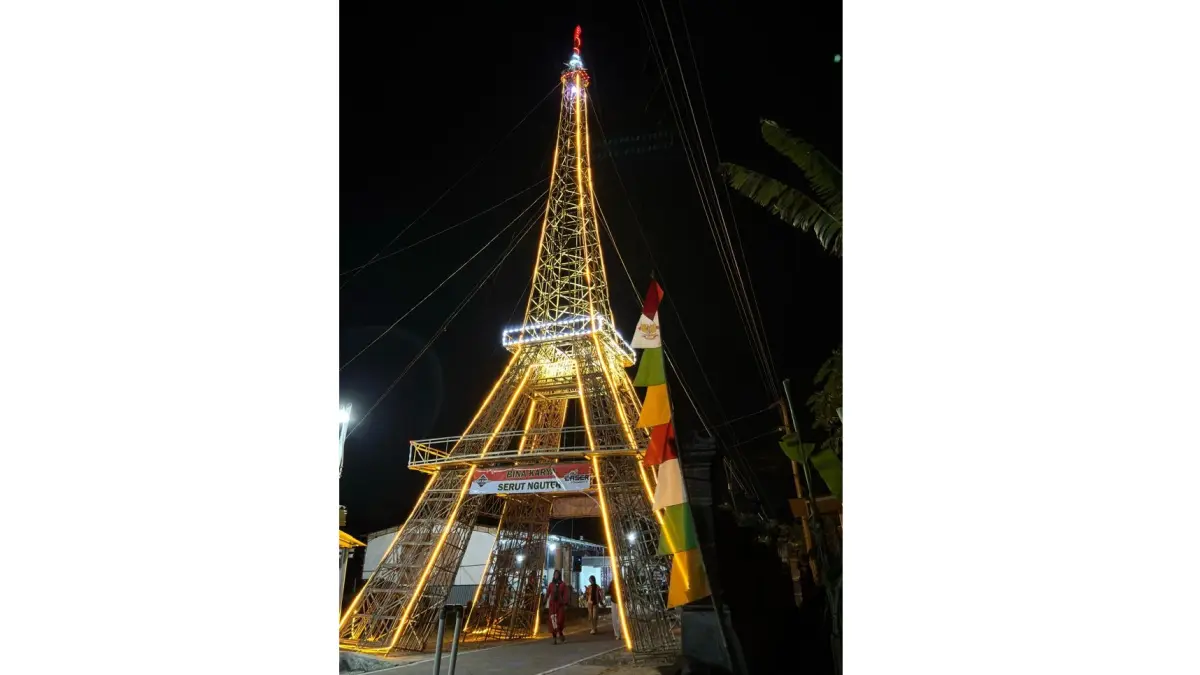 Warga Serut, Kecamatan Nguter, Sukoharjo patungan membuat replika Menara Eiffel dari bahan bambu setinggi 22 meter. (IWAN KAWUL/RADAR SOLO)