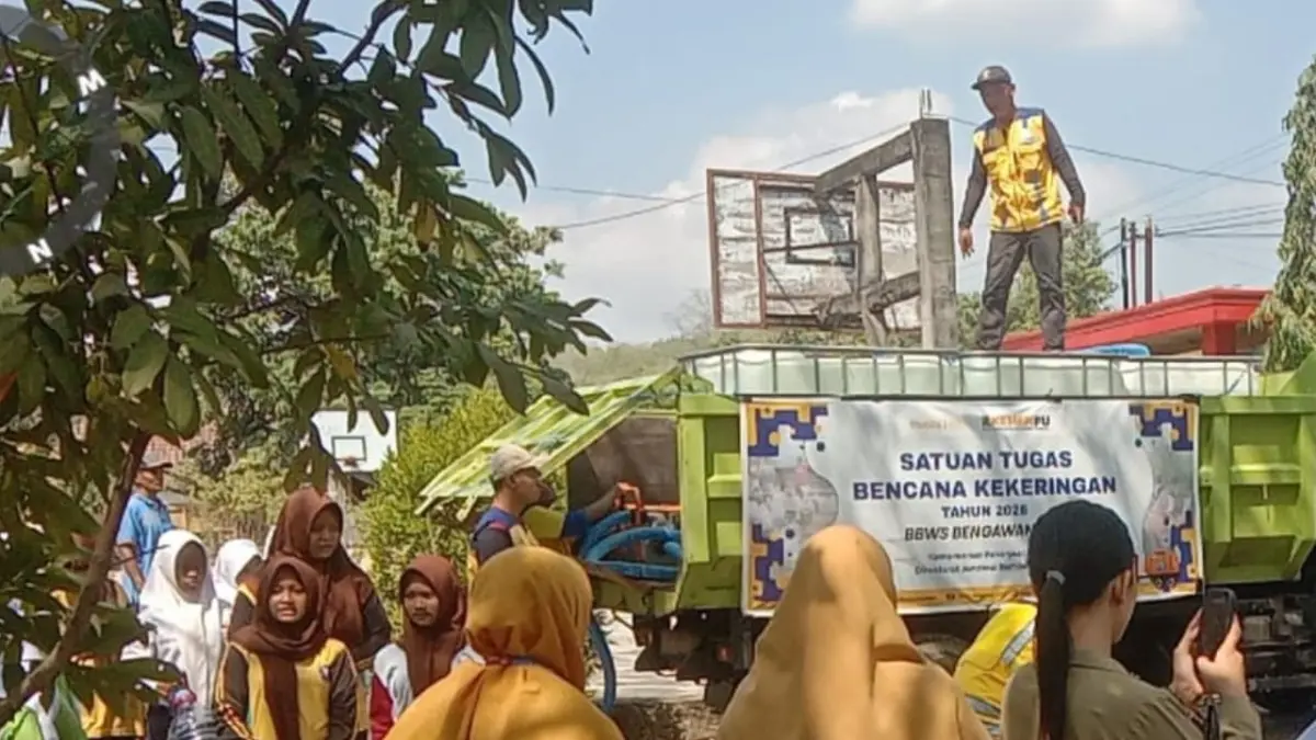 Bantuan air bersih ke SMPN 1 Tawangsari, Sukoharjo, Rabu kemarin (12/8). (Iwan Kawul/Radar Solo)