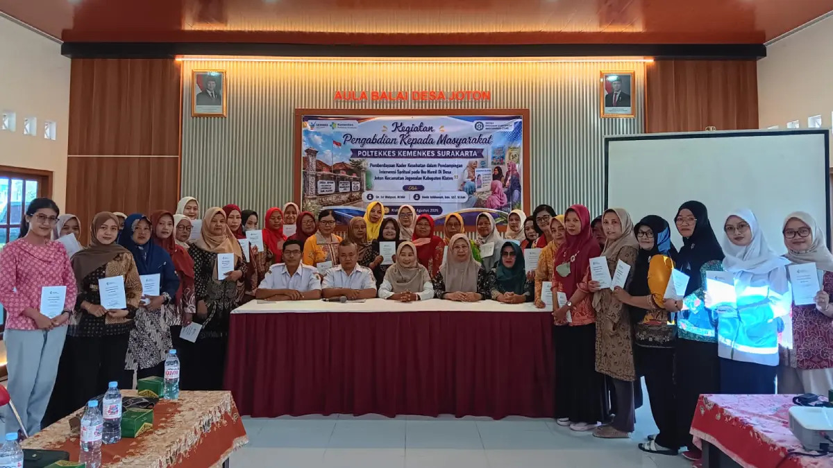 Dosen Jurusan Kebidanan Poltekkes Kemenkes Surakarta, Dr Sri Wahyuni, M.Mid saat foto bersama kader kesehatan di Aula Balai Desa Joton, Rabu (12/8/2026). (Angga Purenda/Radar Solo)