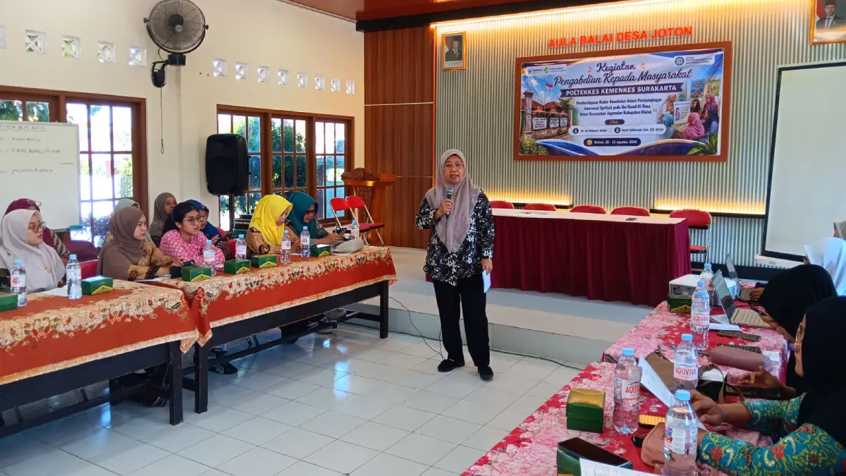 Dosen Jurusan Kebidanan Poltekkes Kemenkes Surakarta, Dr Sri Wahyuni, M.Mid saat memberikan materi dan pelatihan. &nbsp;(Angga Purenda/Radar Solo)