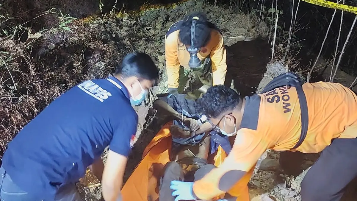 Evakuasi mayat Rohim yang ditemukan di ladang Dusun Bengle, Desa Temboro, Kecamatan Karangtengah dalam kondisi tangan diborgol, Selasa (11/8/2026). (ISTIMEWA)