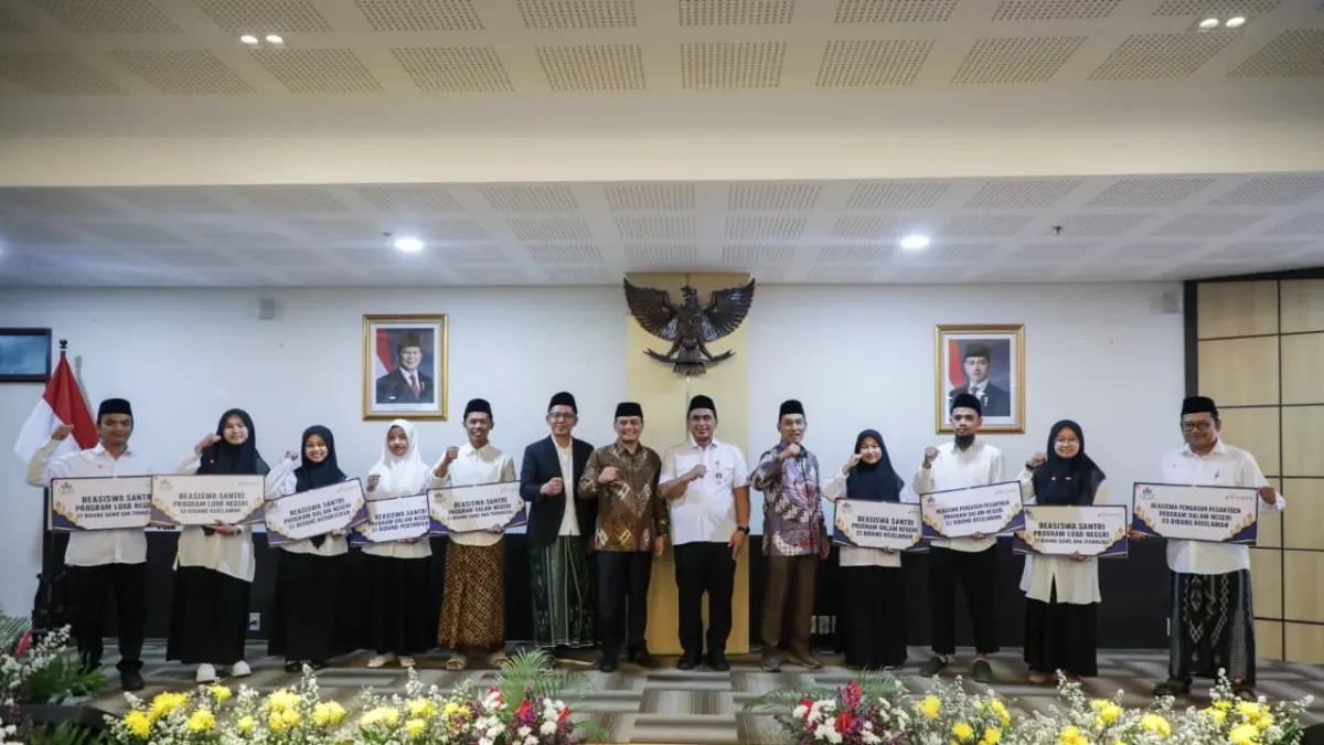Gubernur-Wagub Jateng Ahmad Luthfi-Taj Yasin (tengah) bersama para penerima program beasiswa santri dan pengasuh pondok pesantren tahun 2026 di Gedung Merah Putih Semarang, Rabu (12/8/2026). (DOK.PEMPROV JATENG)