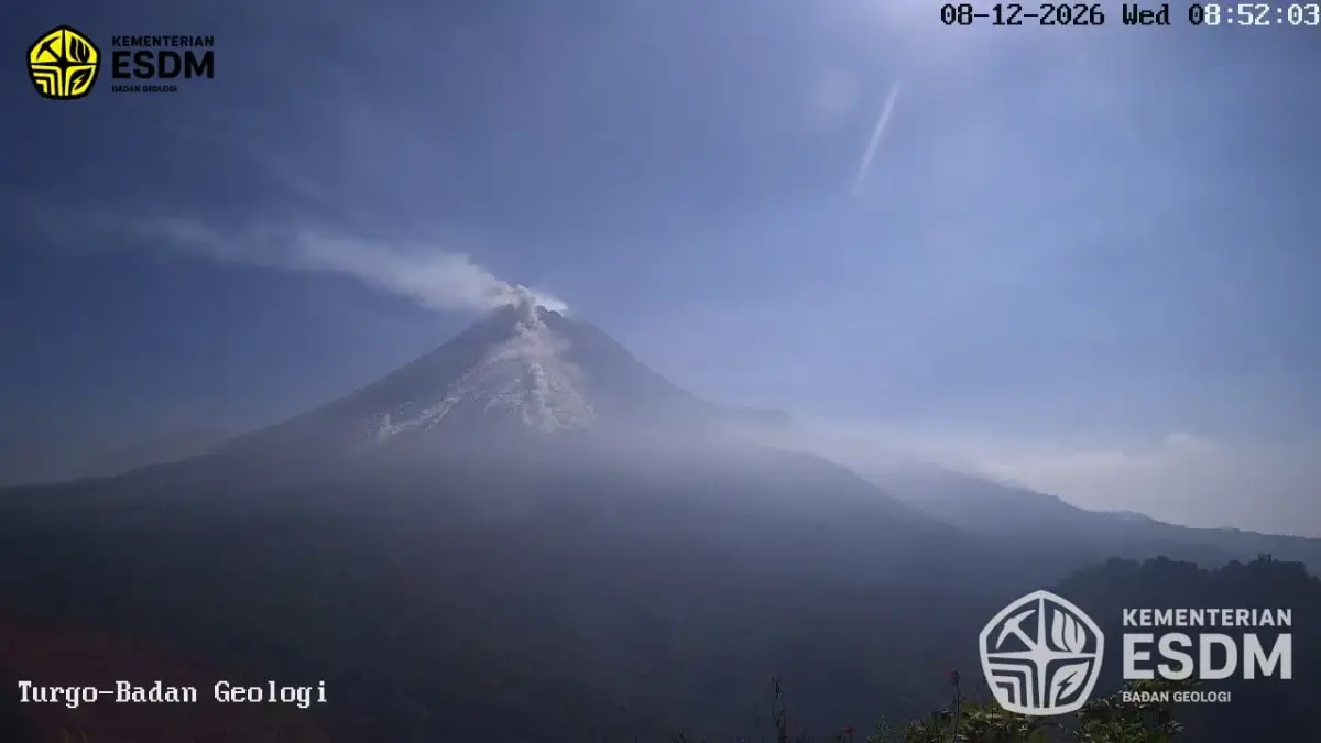 Gunung Merapi kembali meluncurkan awan panas guguran, Rabu (12/8) pagi. 