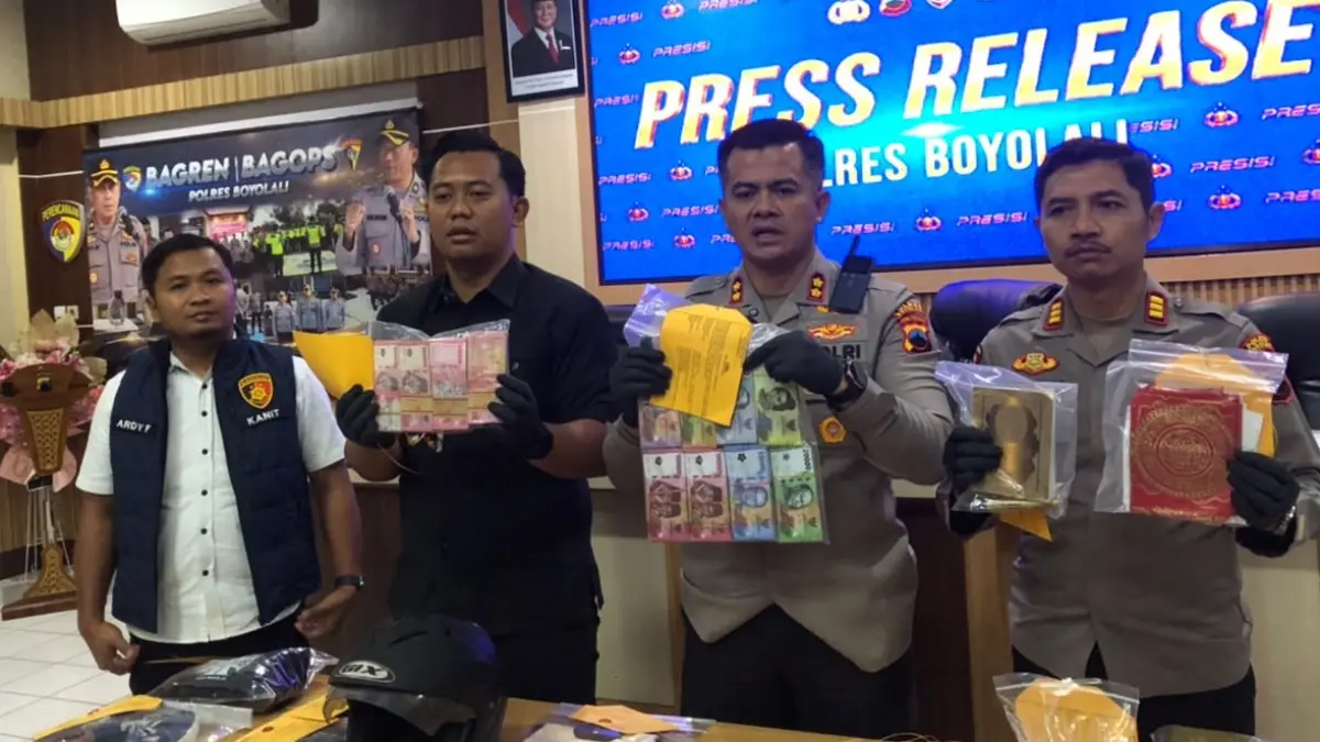 Kapolres Boyolali AKBP Indra Maulana Saputra tunjukkan barang bukti yang disita dari gus abal-abal, Rabu (12/8/2026). (ABDUL KHOFID/RADAR SOLO)
