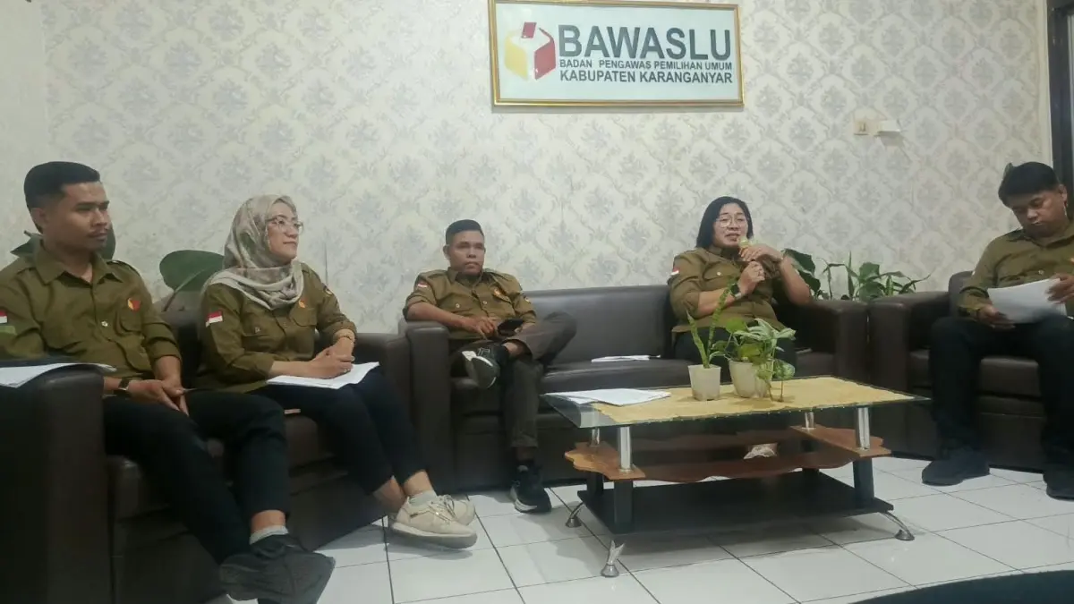 Ketua Bawaslu Karanganyar Nuning Ritwanita Priliastuti memberikan keterangan dalam jumpa Hari Ulang Tahun Bawaslu Kabupaten/ Kota se-Indonesia Ke-8, di Sekretariat Bawaslu setempat, Rabu (12/8/2026). (Rudi Hartono/Radar Solo)