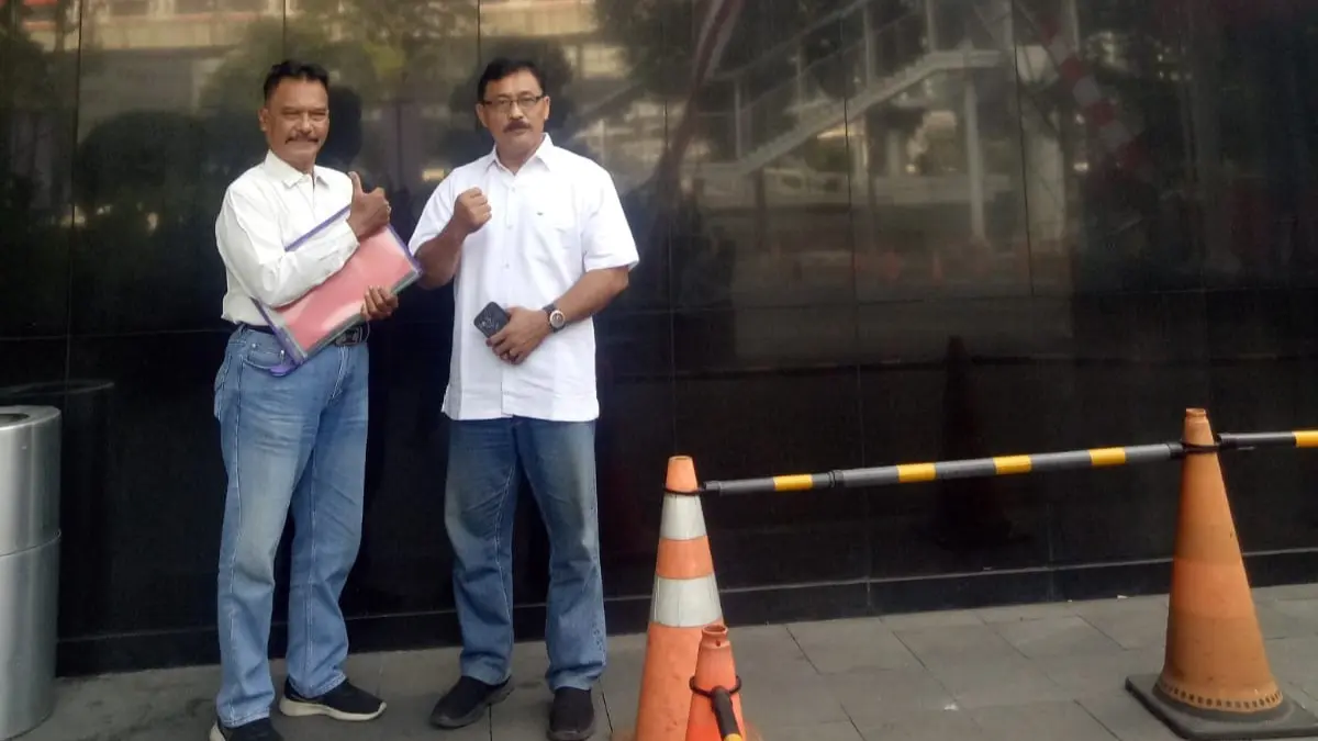 LSM Bersatu Kabupaten Sragen saat melapor ke KPK. (Ahmad Khairudin/Radar Solo)