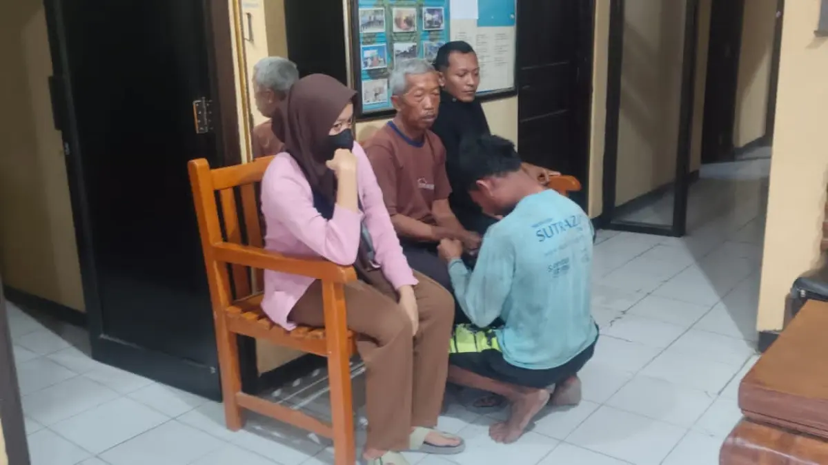 NF, 25, seorang pria muda asal Kecamatan Jenar, Kabupaten Sragen meminta maaf ke petani karena mencuri hasil jagungnya. (Ahmad Khairudin/Radar Solo)