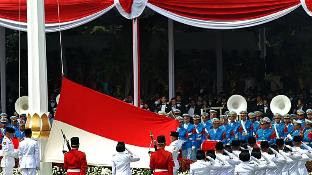 Pengibaran dan penurunan bendera pada 17 Agustus bukan sekadar tradisi, melainkan amanat UU No. 24 Tahun 2009. 