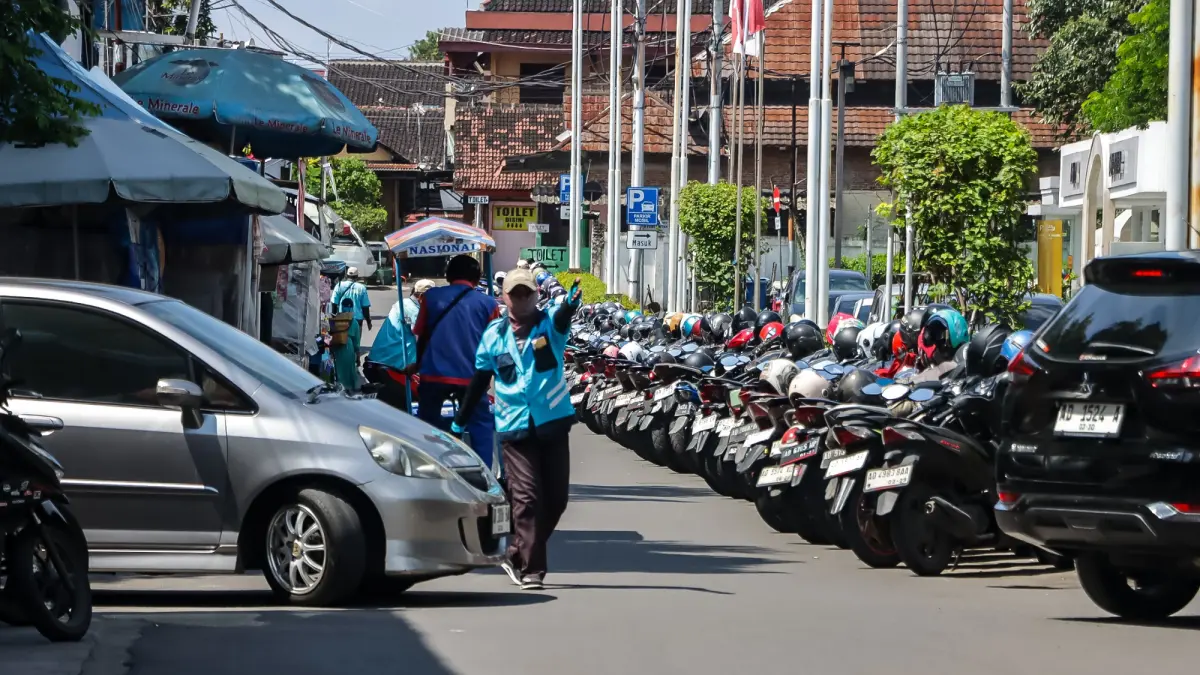 Petugas parkir mengatur kendaraan di sekitar Masjid Sheikh Zayed Solo. (M Ihsan/Radar Solo)