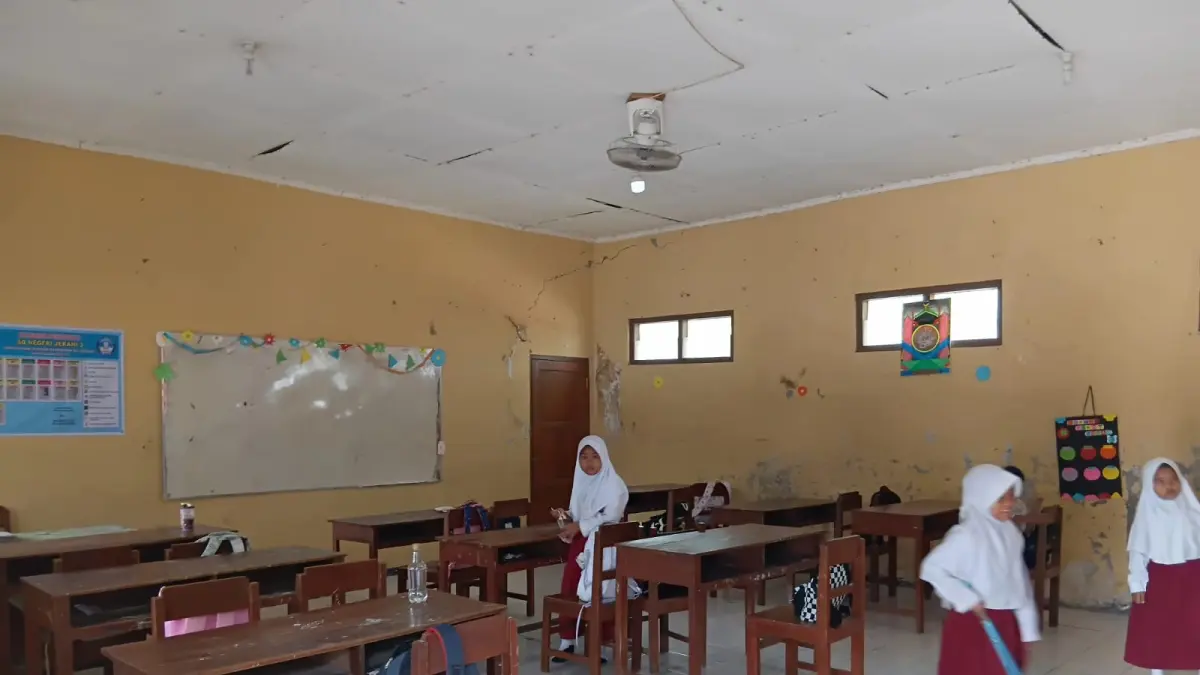 Salah satu SDN di Sragen yang mengalami kerusakan di bagian plafon atapnya. (Ahmad Khairudin/Radar Solo)