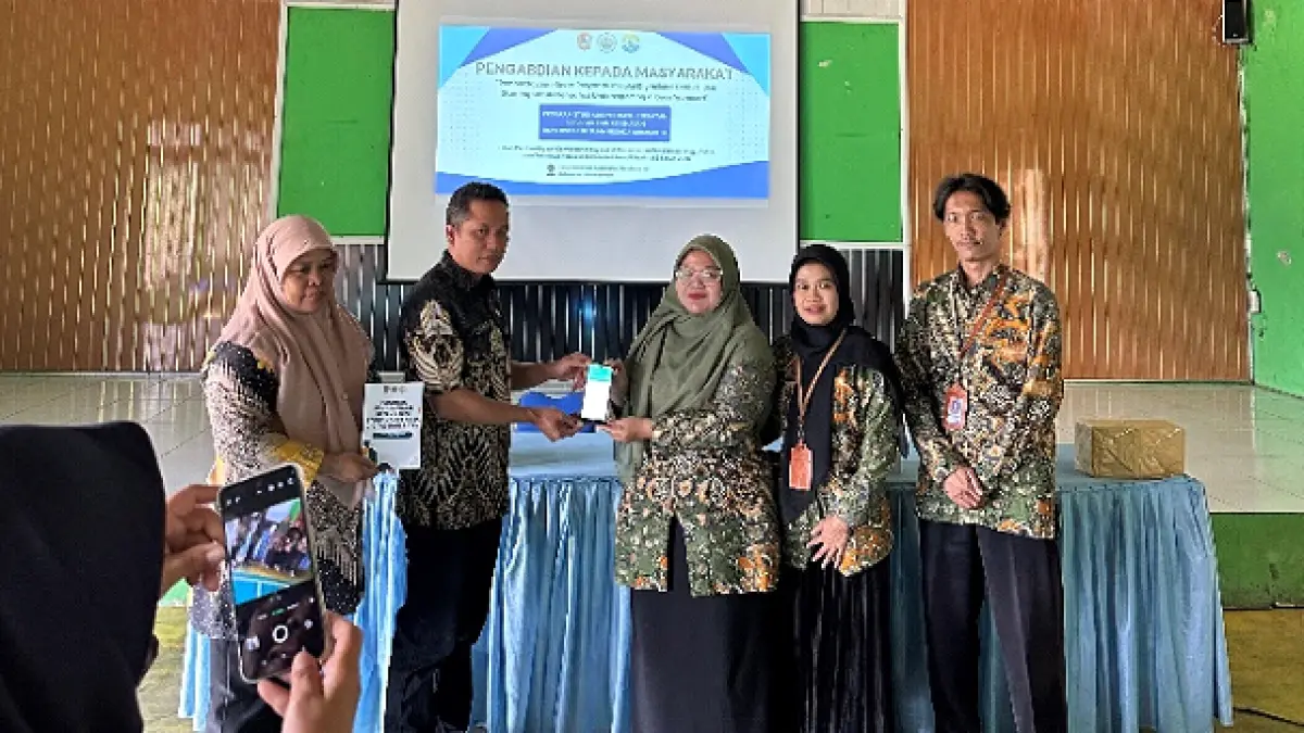 Serah terima aplikasi kepada Kepala Desa Wonosari dan kegiatan sosialisasi
