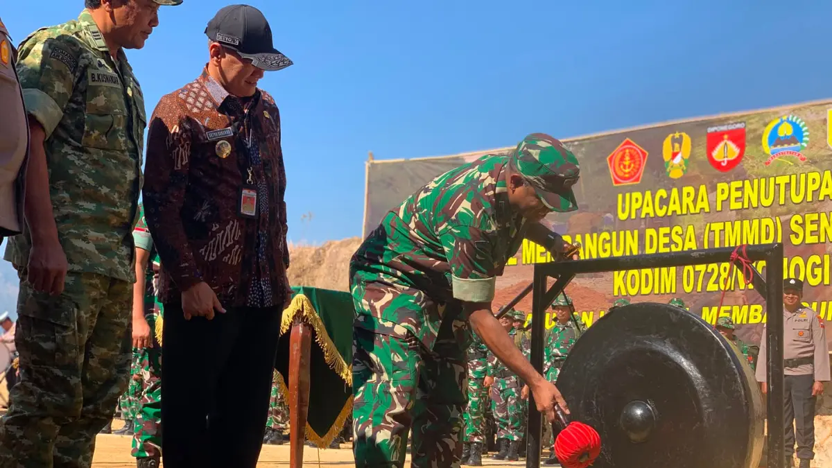 Seremoni penutupan TMMD ditandai melalui penandatanganan naskah penyerahan proyek serta pemukulan kentongan oleh Dandim 0728/Wonogiri Letkol Inf Rodricho Ivan Pattihahuan bersama jajaran Forum Koordinasi Pimpinan Daerah (Forkopimda), Kamis (13/8/2026). (ISTIMEWA)