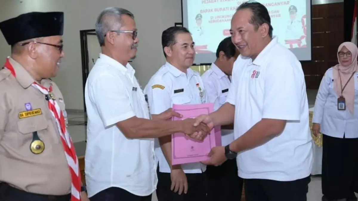 Bupati Karanganyar Rober Christanto serahkan SK terhadap guru TK yang diangkat jadi guru SD, Kamis (13/8/2026). (Rudi Hartono/Radar Solo)