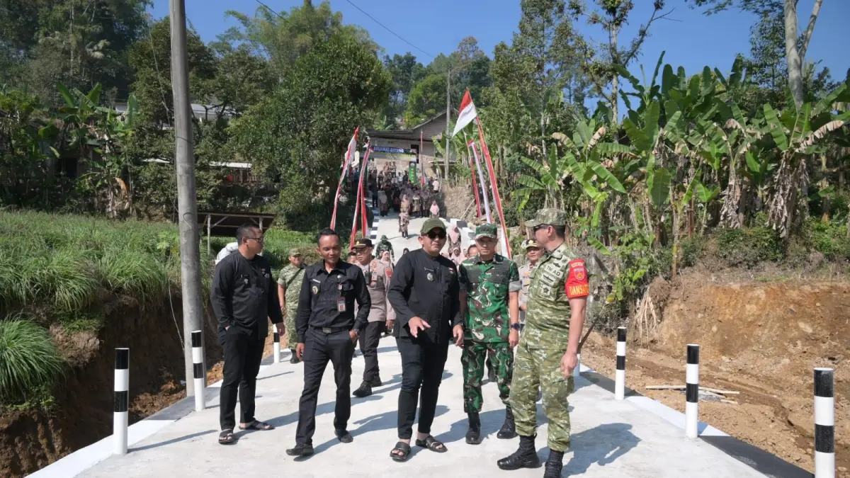 Bupati Rober Christanto bersama Dandim 0727/Karanganyar Letkol Kav. Dhanang Prasetyo Kurniawan meresmikan jembatan di Desa Gerdu, Karangpandan, Kamis (13/8/2026). (Rudi Hartono/Radar Solo)