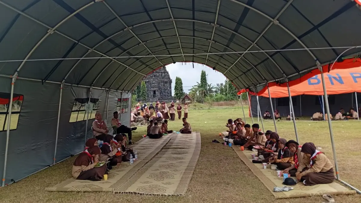 Ilustrasi kegiatan Jambore Pramuka di Pelataran Candi Sojiwan, Desa Kebondalem Kidul, Kecamatan Prambanan, Klaten.
