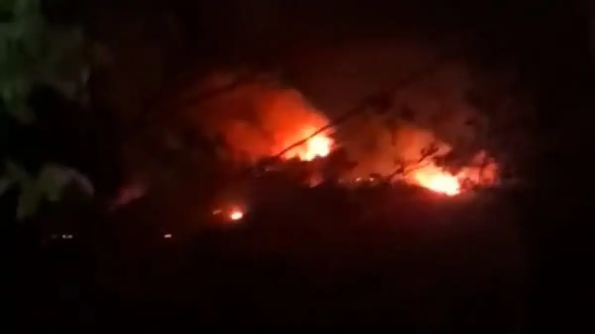 Kebakaran melanda kawasan Gunung Gajah Mungkur di wilayah Kecamatan Bulu, Kabupaten Sukoharjo. Kobaran api terlihat sejak Kamis (13/8/2026) petang hingga malam. (BPBD SUKOHARJO) 
