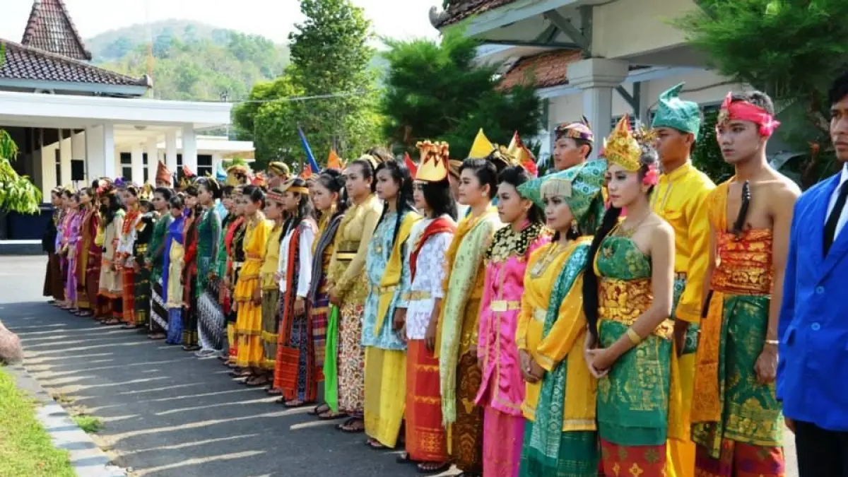 Pakaian adat seperti Ulos, Payas Agung, hingga Dolomani yang sering muncul di upacara Hari Kemerdekaan memperlihatkan keberagaman budaya Indonesia sekaligus menjadi simbol identitas dan kekayaan tradisi daerah.