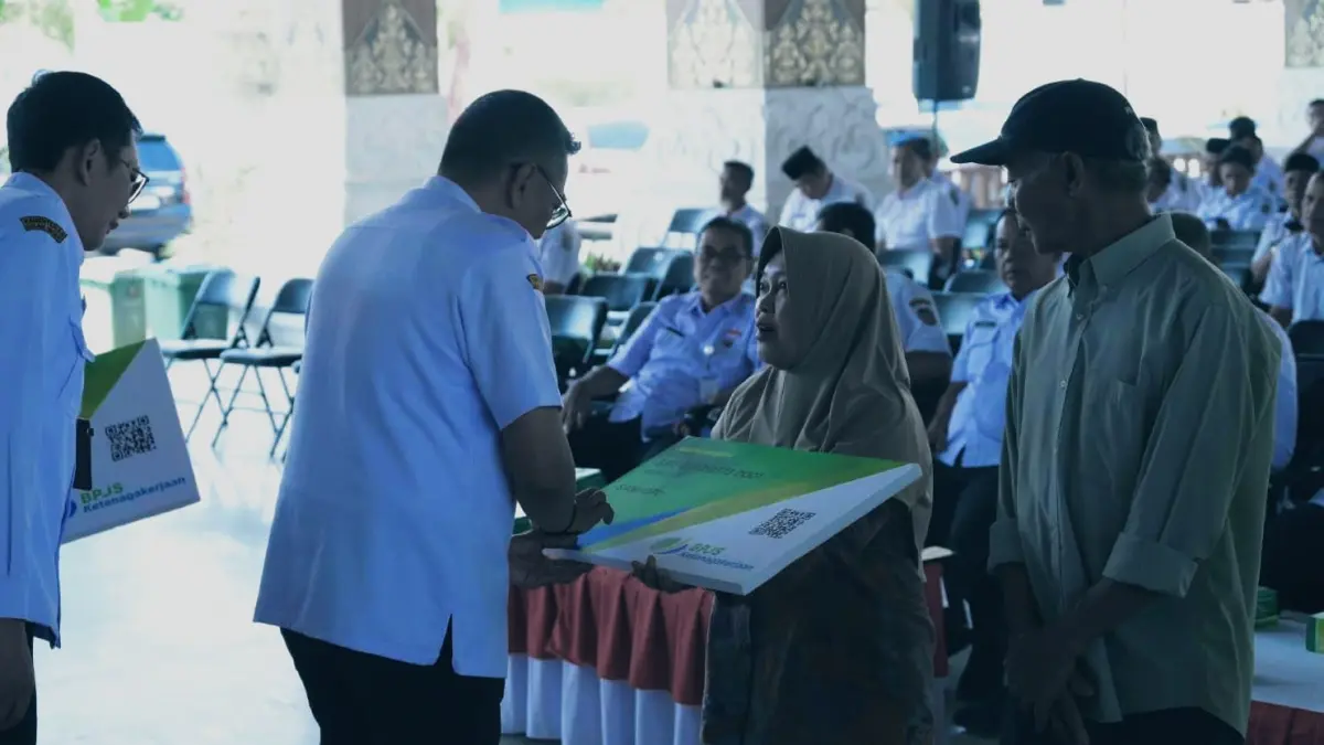 Penyerahan secara simbolis kartu peserta BPJS Ketenagakerjaan kepada pekerja rentan di Pendapa Rumah Dinas Bupati Karanganyar. (Rudi Hartono/Radar Solo)
