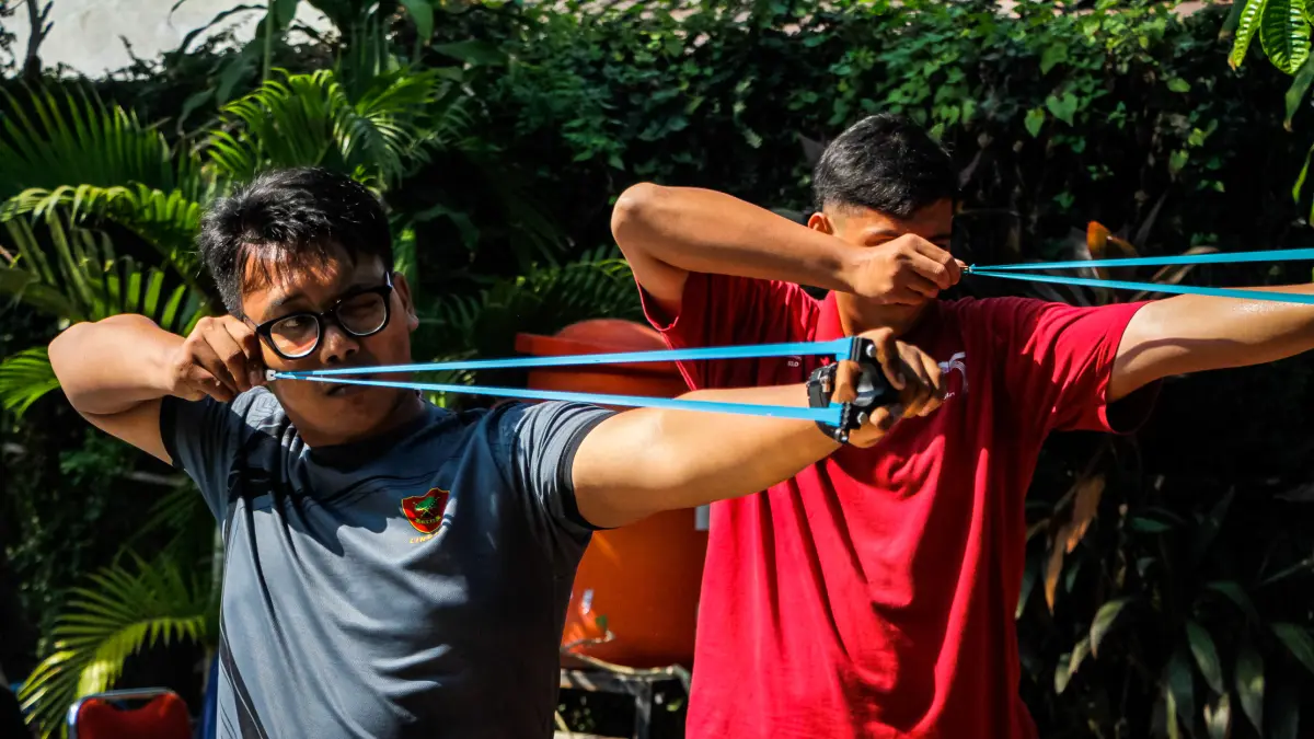 Peserta membidik sasaran dalam lomba ketapel tingkat Kecamatan Pasar Kliwon, dalam rangka menyambut HUT ke-81 Kemerdekaan RI, Kamis (13/8). (M IHSAN/RADAR SOLO)