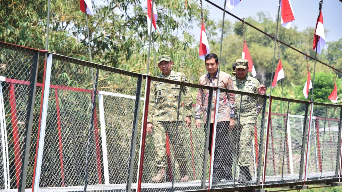 Plt Bupati Sukoharjo Eko Sapto Purnomo cek jembatan penghubung Desa Tambakboyo-Tangkisan, Kecamatan Tawangsari yang baru saja diresmikan, Kamis (13/8). (IWAN KAWUL/RADAR SOLO)