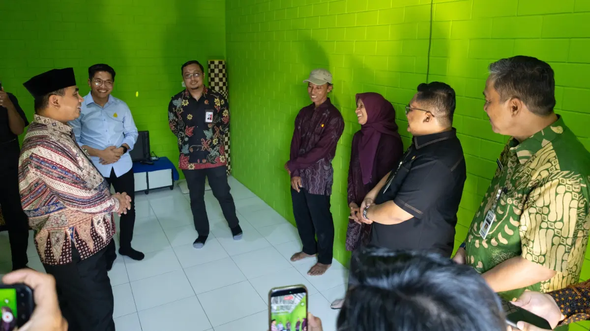 Wakil Gubernur Jawa Tengah Taj Yasin Maimoen (kiri) meresmikan rumah bantuan yang memanfaatkan teknologi bata interlocking di Desa Jaten, Kecamatan Selogiri, Kabupaten Wonogiri, Kamis (13/8/2026). (IWAN ADI/RADAR SOLO)