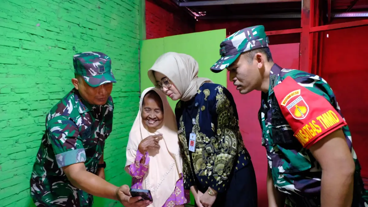 Wakil Wali Kota Solo Astrid Widayani meninjau hasil TMMD Sengkuyung II di Serengan, Kamis (13/8/2016). (Humas Pemkot Solo)