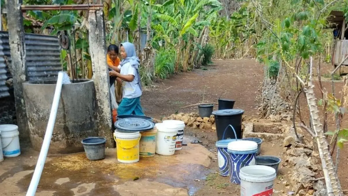 Warga Kelurahan Girikikis, Kecamatan Giriwoyo, Wonogiri mengambil air dari sumur baru-baru ini. (IWAN ADI/RADAR SOLO)