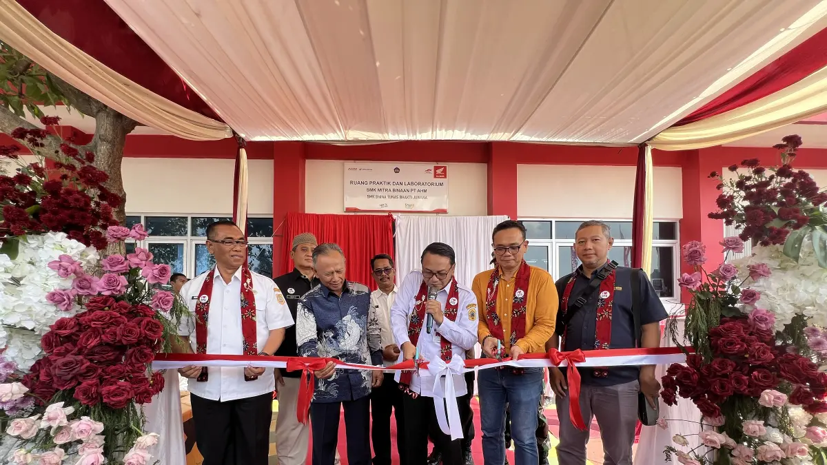 (kanan ke kiri) Vocational Manager Astra Motor Jateng Achmad Wahyudi Irmono bersama dengan Vocational Manager PT AHM Gunardi dan Plt. Bupati Pati Provinsi Jawa Tengah Bapak Risma Ardhi Chandra melakukan Prosesi Pemotongan Pita dengan disaksikan oleh seluruh tamu undangan.