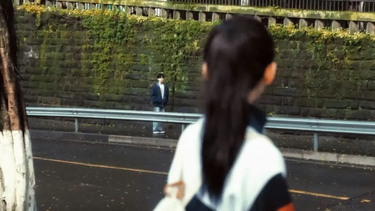 Drifting apart adalah kondisi ketika dua orang yang sebelumnya dekat perlahan mengalami perubahan hubungan dan semakin menjauh.
