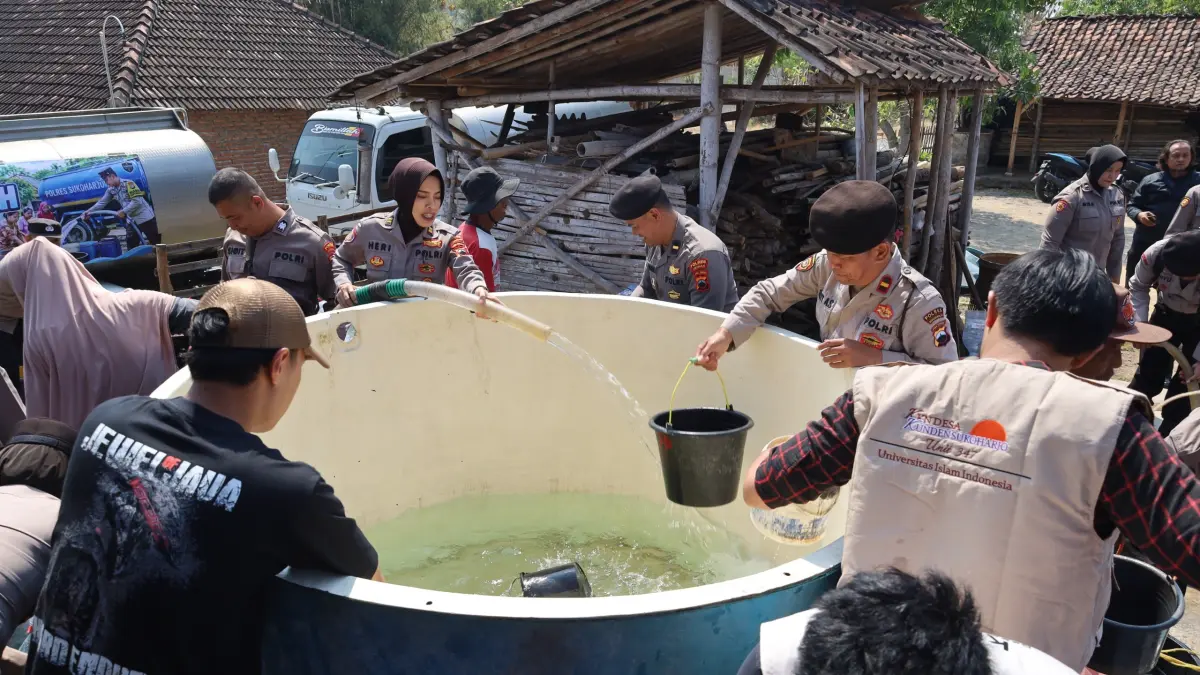 Jajaran Polres Sukoharjo salurkan bantuan air bersih ke wilayah terdampak kekeringan di Kecamatan Bulu. (Dok. Polres Sukoharjo)