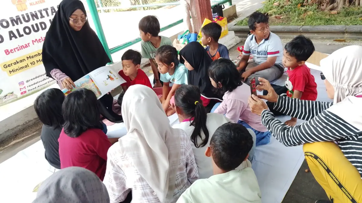 Kegiatan lapak baca yang digelar Komunitas Read Aloud di Alun-alun Klaten Setiap Minggu pada momen Car Free Day (CFD). (Dokumentasi Komunitas Read Aloud Klaten-Parenting)

