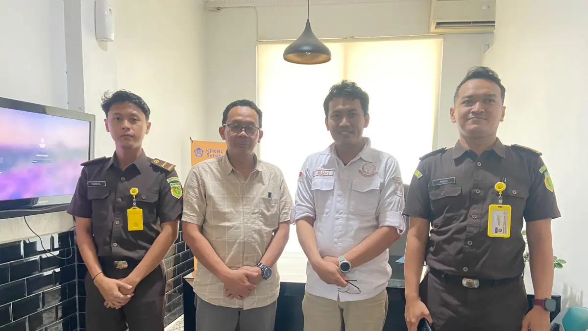 Kepala Seksi Pemulihan Aset dan Pengelolaan Barang Bukti (Kasi PA-PBBB) Kejari Karanganyar, Muji Achmad Muthaqin, bersama KPKNL saat menunjukan hasil lelang barang bukti. (Ist) 