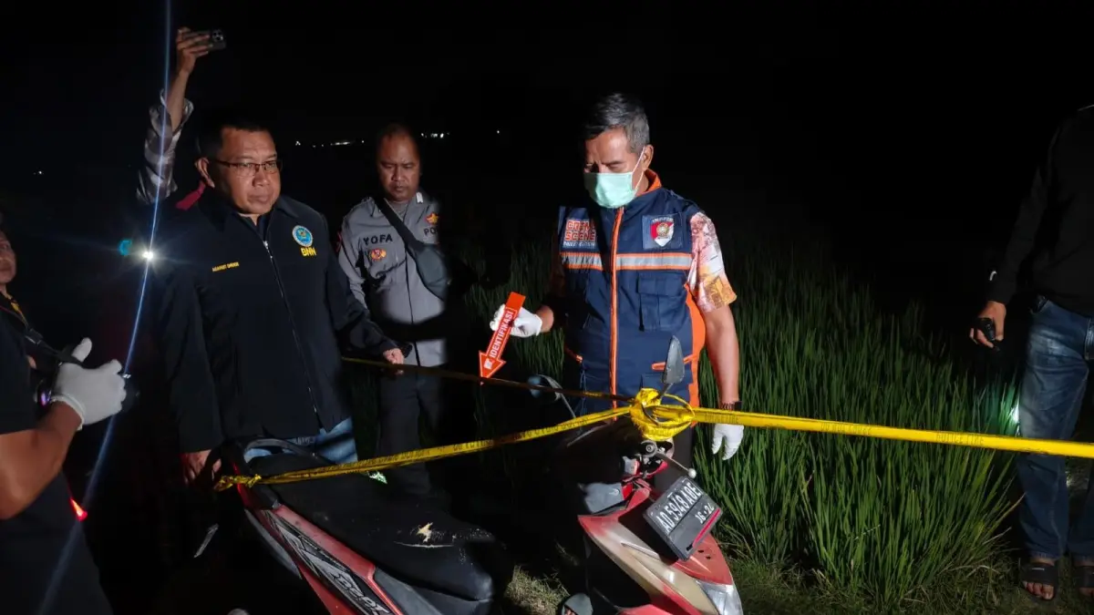 Motor milik Sugimin yang ditemukan meninggal dunia di persawahan Dusun Grasak, Desa Karanganyar, Kecamatan Sambungmacan, Sragen, Kamis (13/8/2026). (Ahmad Khairudin/Radar Solo)