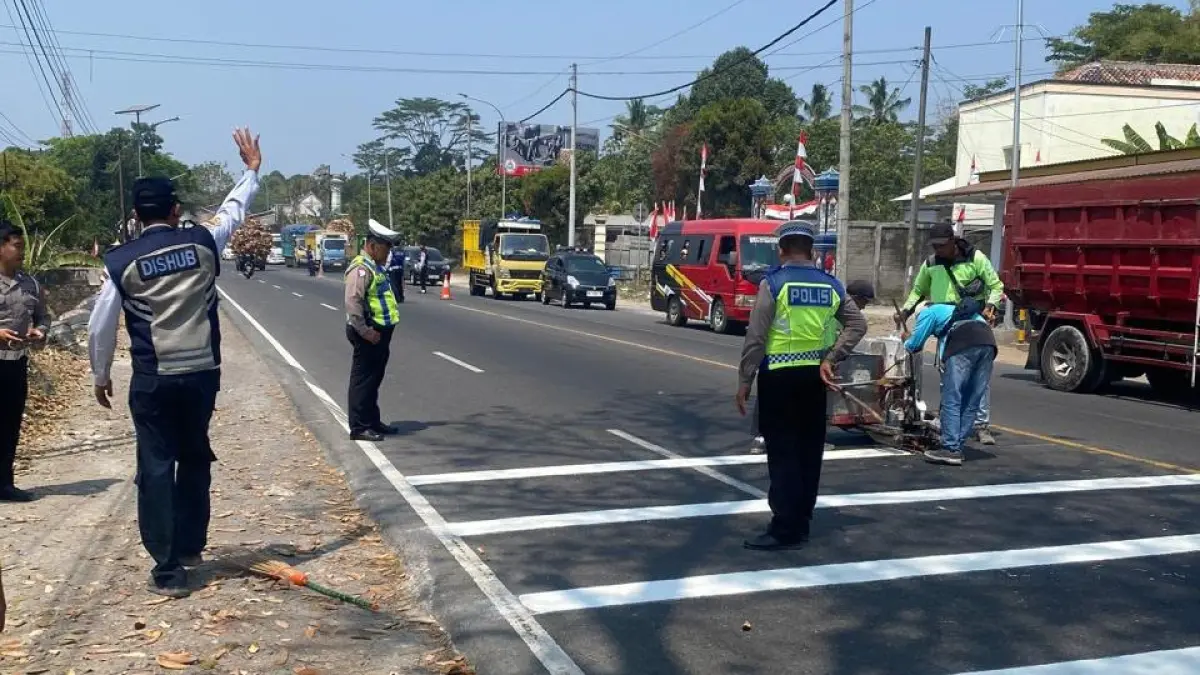 Personel Dishub dan Satlantas Polres Boyolali pantau pembuatan pita penggaduh (rumble strip), Jumat (14/8/2026). (ABDUL KHOFID/RADAR SOLO)