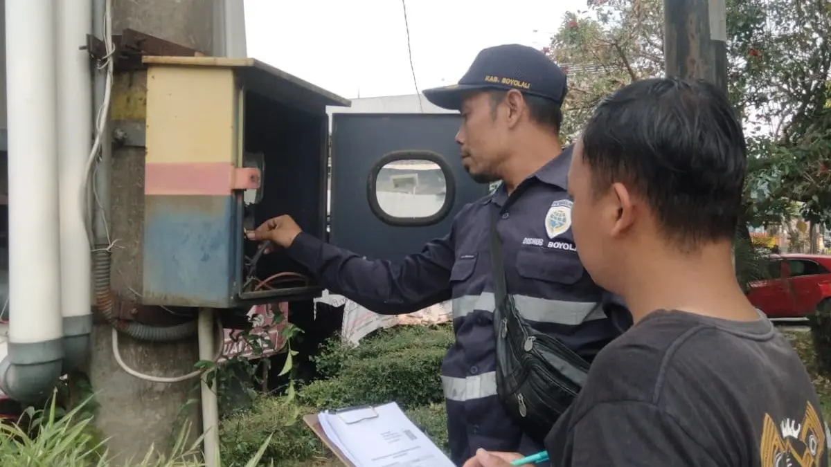 Petugas Dishub Boyolali melakukan pengecekan meter lampu Penerangan Jalan Umum (PJU). (DOK.DISHUB BOYOLALI)