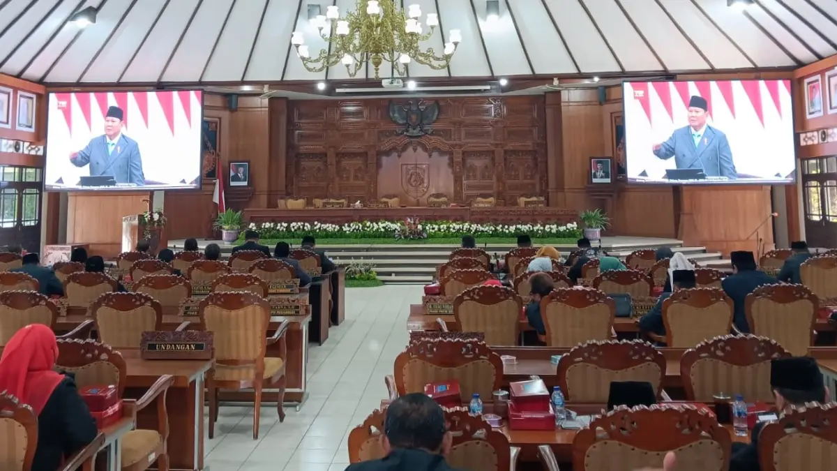 Pimpinan dan anggota DPRD Klaten menggelar Rapat Paripurna dalam rangka mendengarkan Pidato Kenegaraan Peringatan HUT ke-81 Republik Indonesia (RI), Jumat (14/8/2026). (Angga Purenda/Radar Solo)
